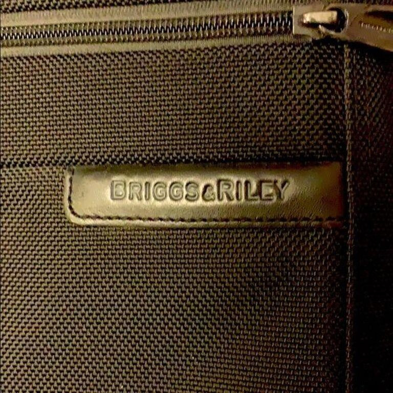 Briggs & Riley 22” blk carryon suitcase good shape