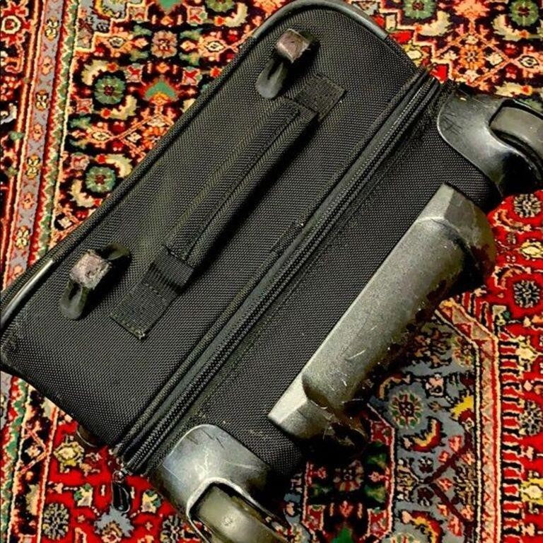 Briggs & Riley 22” blk carryon suitcase good shape