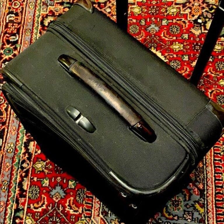 Briggs & Riley 22” blk carryon suitcase good shape